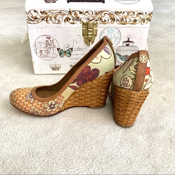 Tory Burch Shoes - * ⭐️🔥HP🙏🏻💫* Rare find Tory Burch closed toes flora Wedges, 7